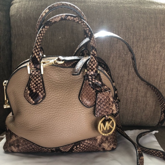 Michael Kors Handbags - Michael Kors Crossbody